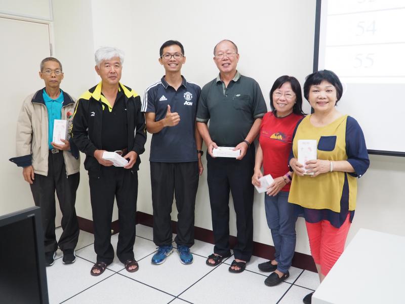 參加學習中心填寫課前(後)問卷，老師與獲獎學員合影