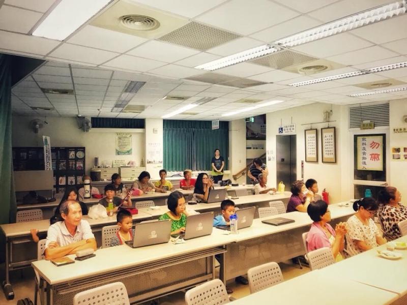 現場播放弄影彌陀趣，邀請學員上台分享心得，並贈送展演成果DVD給每位學員