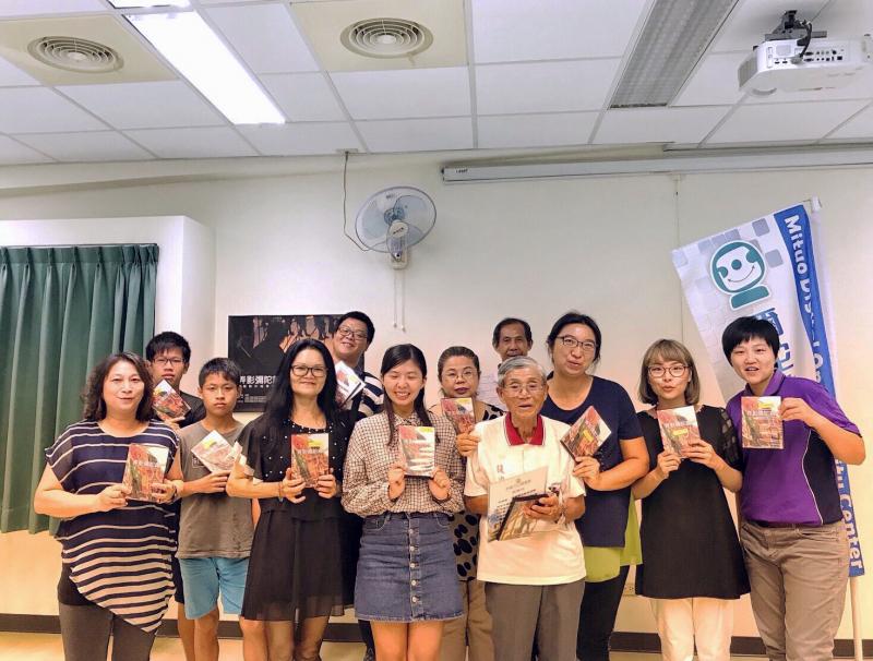 皮影戲劇團老團長與參與課程學員合影