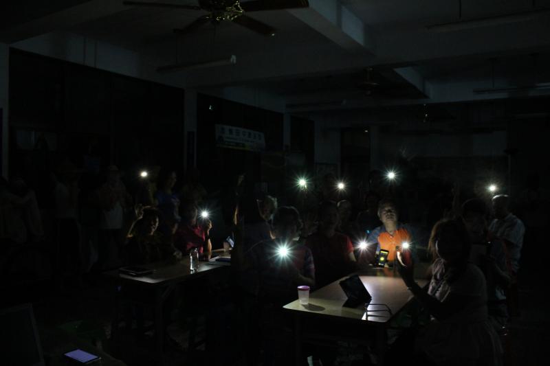 夜光中發亮-封面照