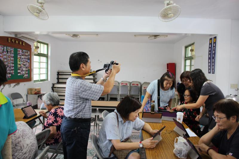 志工擔任攝影紀錄-封面照