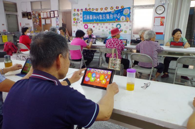 老師引導學員下載鋼琴的孩子 - 音樂和歌曲  app，跟著樂譜演奏!