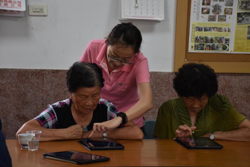 阿嬤~手環有一個黑色圓圈圈~點下去可以看到時間唷！