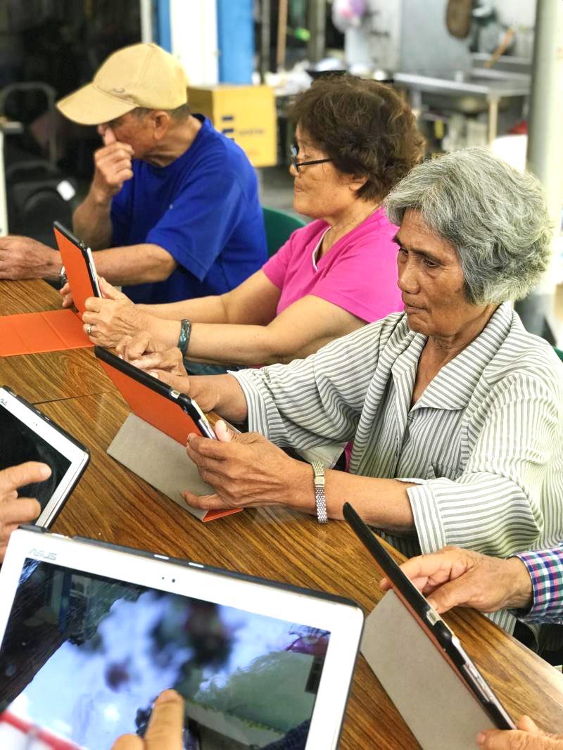 認真學習的長輩們-封面照