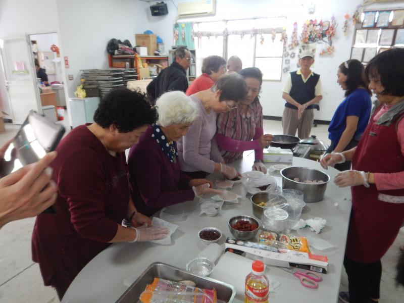 長輩們只要有數位料理的資訊課程，大家上課都好認真