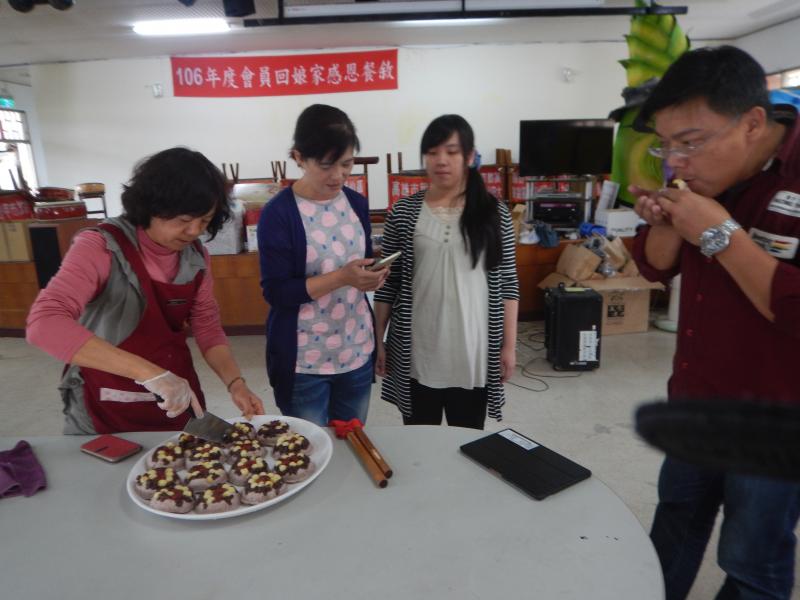 結合了在地農產芋頭，熱騰騰的芋泥八寶上菜囉!