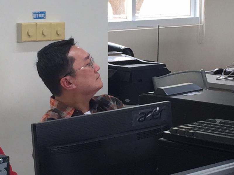 學員聽講師解說課程