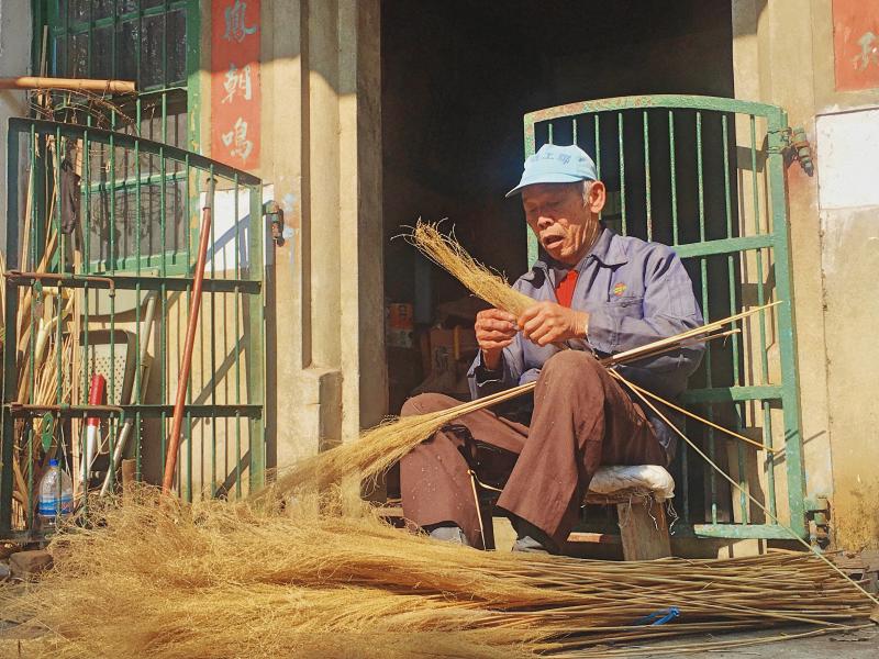 現年 91 歲的張煥金手藝師傅，家住內灣村，聰慧手巧，擅長以大自然的素材編製成生活便利又美觀的常民器物，而瀕臨失傳的蘆葦花掃把更是他的拿手絕活
