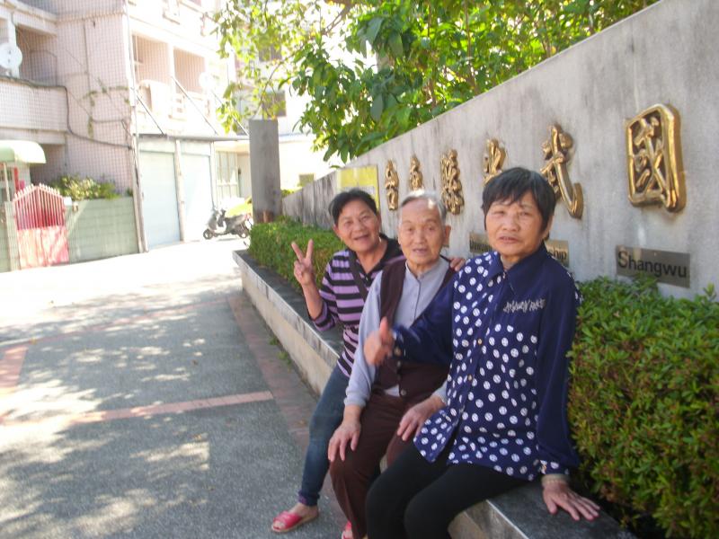 學員們相約一起到DOC報名課程。