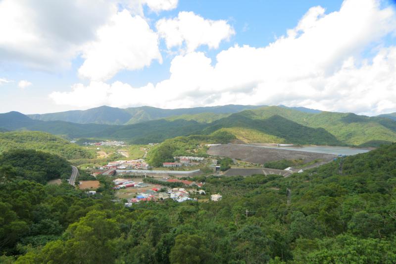 俯瞰整個石門村和水庫風景