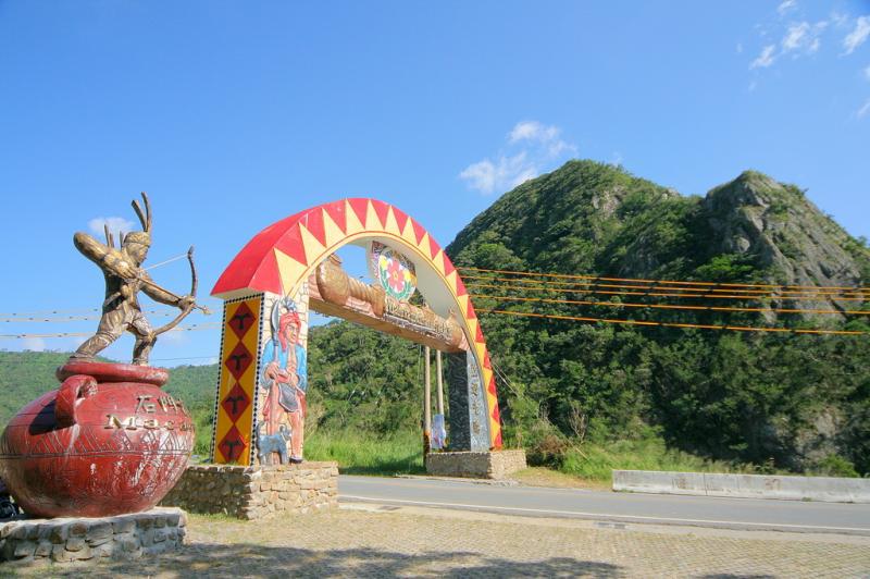 進入牡丹鄉石門村拱門結合原住民特色文化這也牡丹社事件所在地