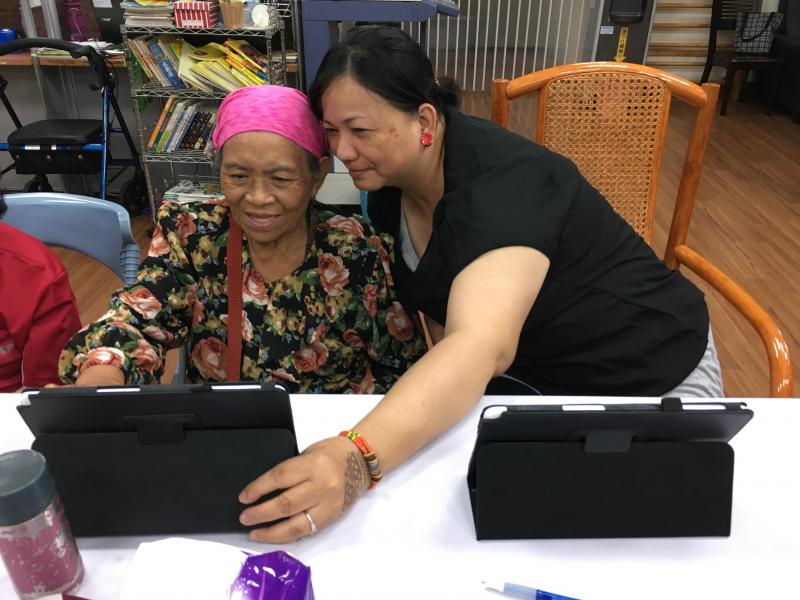 銀髮玩平板-封面照