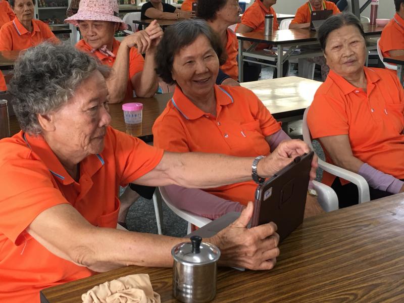 奶奶玩自拍-封面照