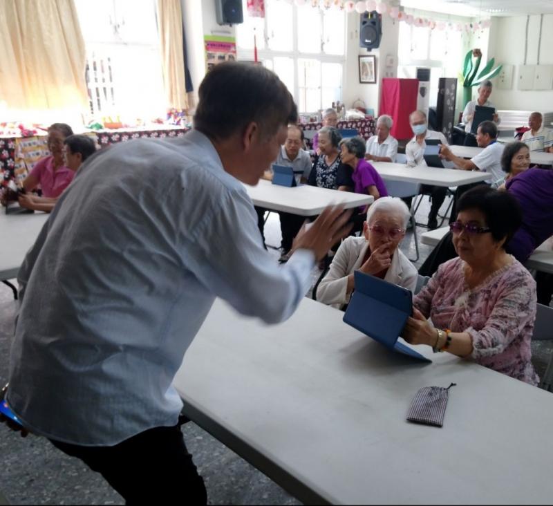 教長輩們學習使用平板