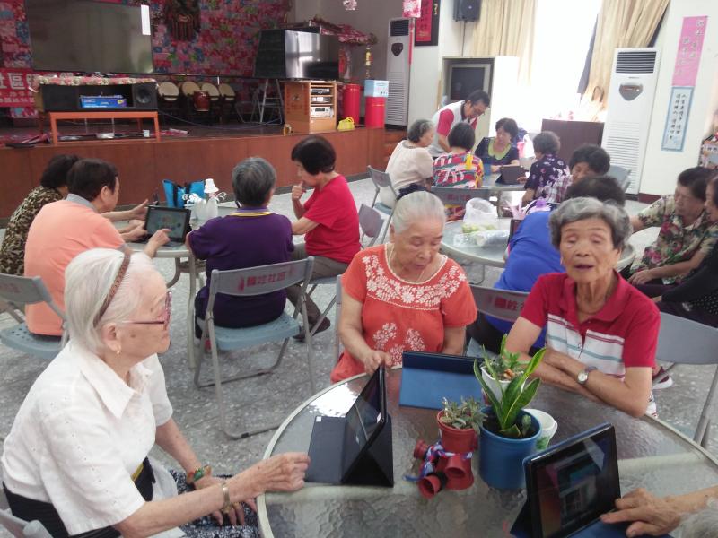 年紀最長的王阿嬤帶頭學習