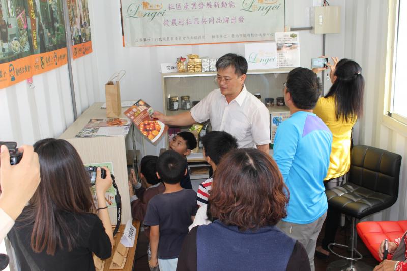 校長介紹農特產品展示內容