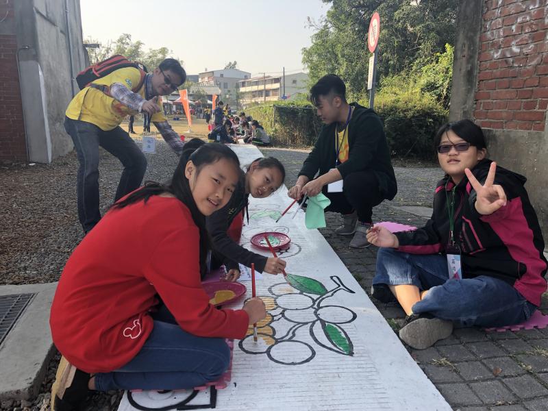 教授、資訊志工與小朋友一起彩繪留下美麗的回憶