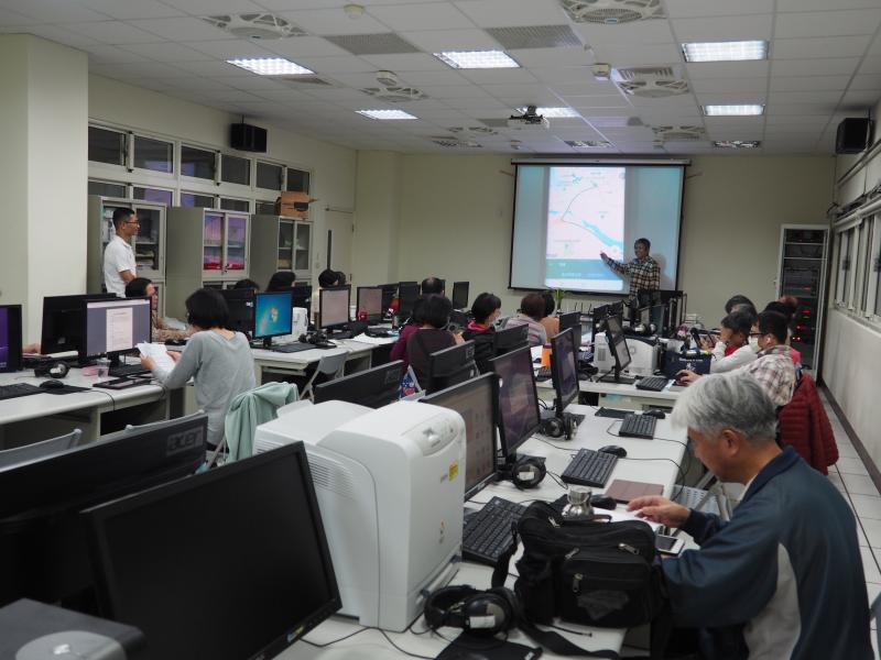 老師介紹Google地圖搜尋(搭配相關APP軟體ex:Bus+)