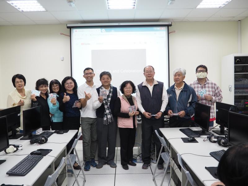 老師與獲獎學員合影