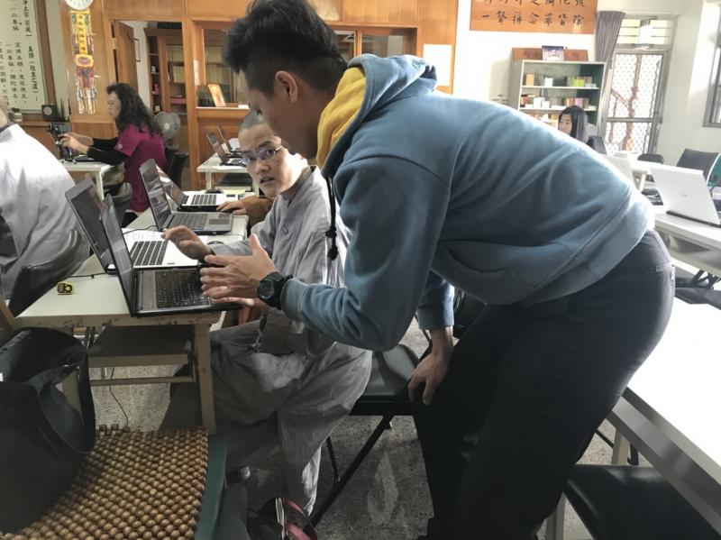 指導學員操作筆電