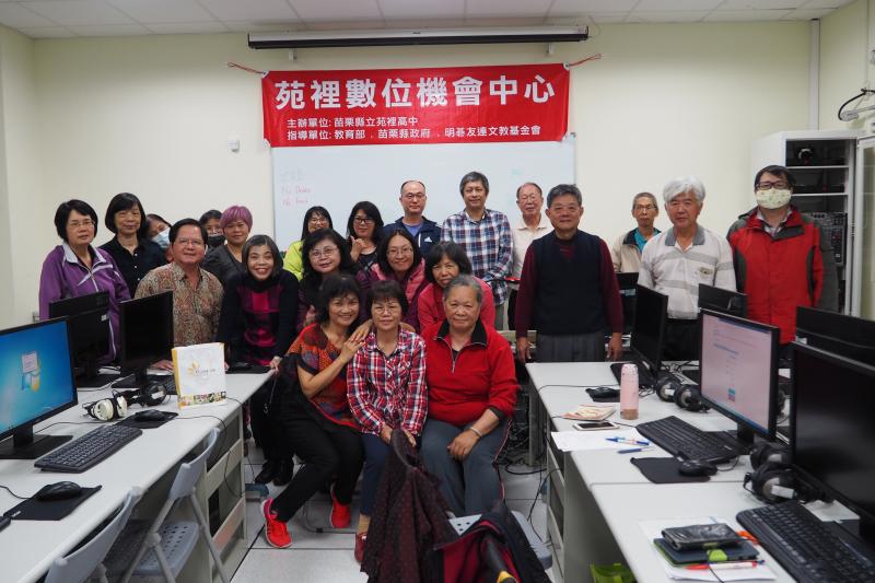 老師與學員們大合照