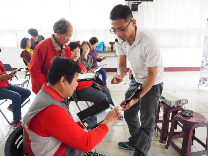 老師指導里民平板電腦中