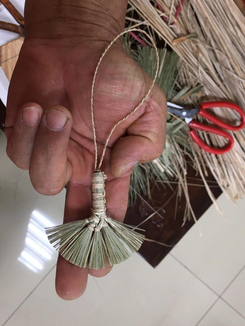 張火爐老師編織只有食指長的福帚