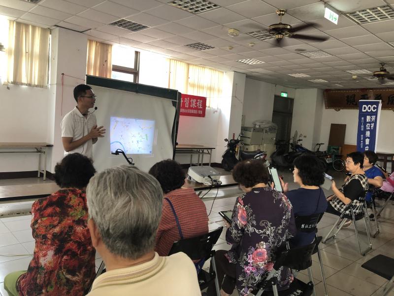 老師說明下載app的白沙屯媽祖定位，只要下載此app，就會知道白沙屯媽祖現在在哪個地點了，也可以知道之前的路徑。