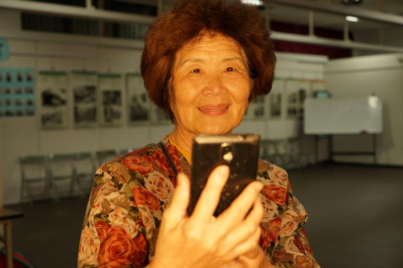 林淑孃今年開始有了人生第一台智慧型手機