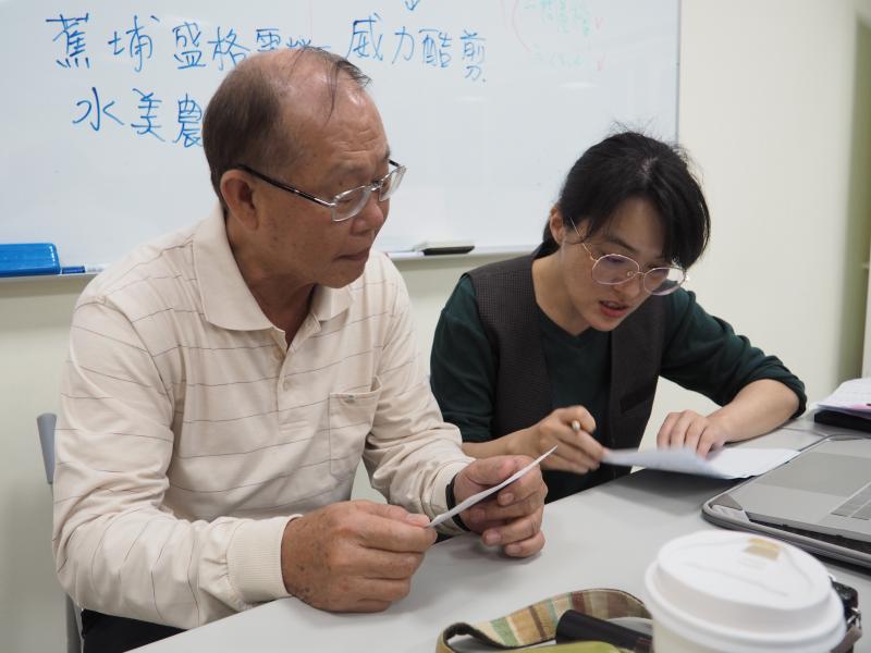 老師指導學員美食文稿中