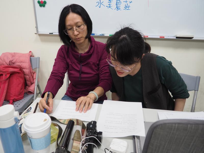 老師指導學員景點文稿中