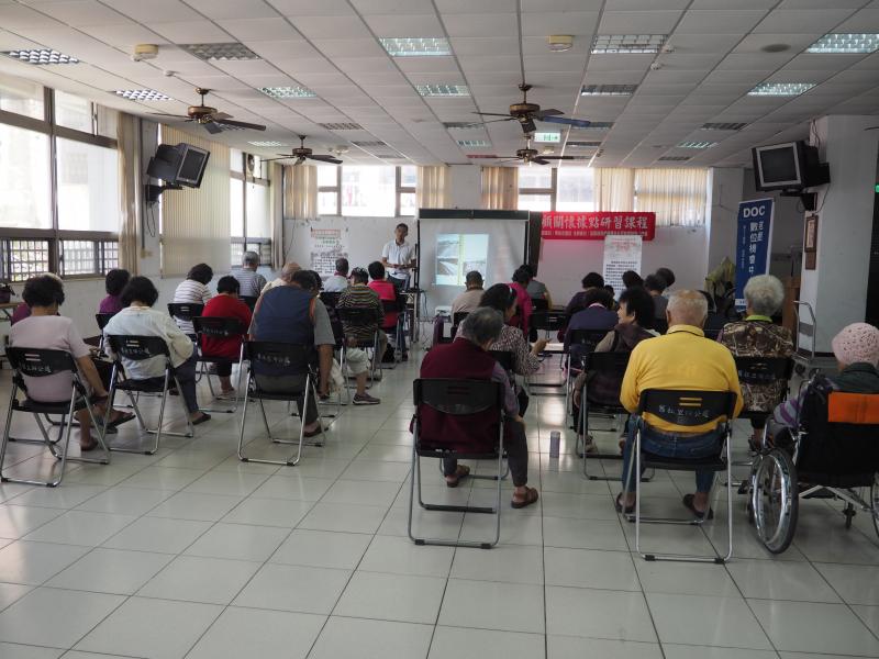 大家認真聽課中