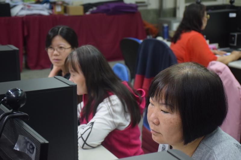 學員認真完成自己作品