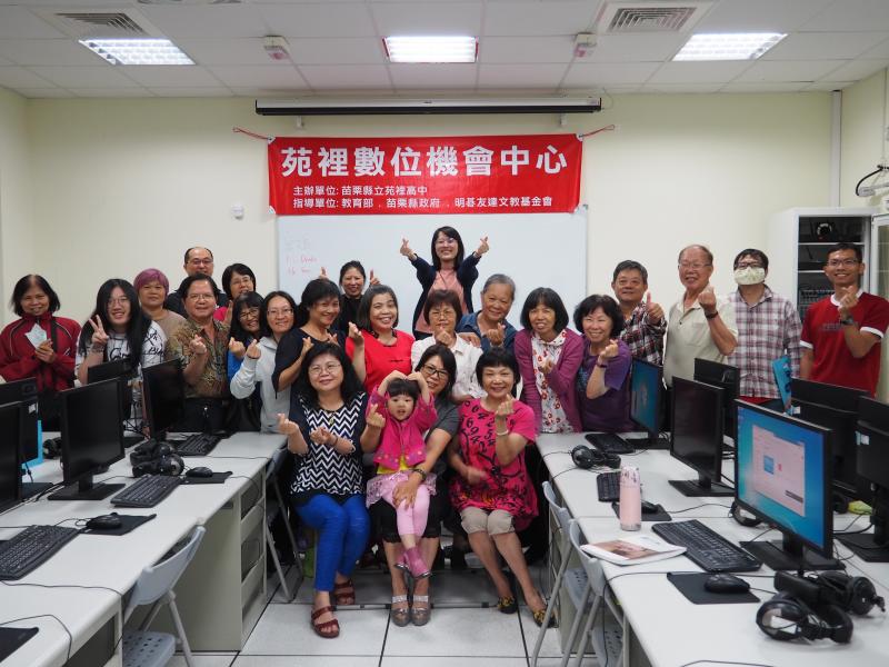 老師與學員們大合照