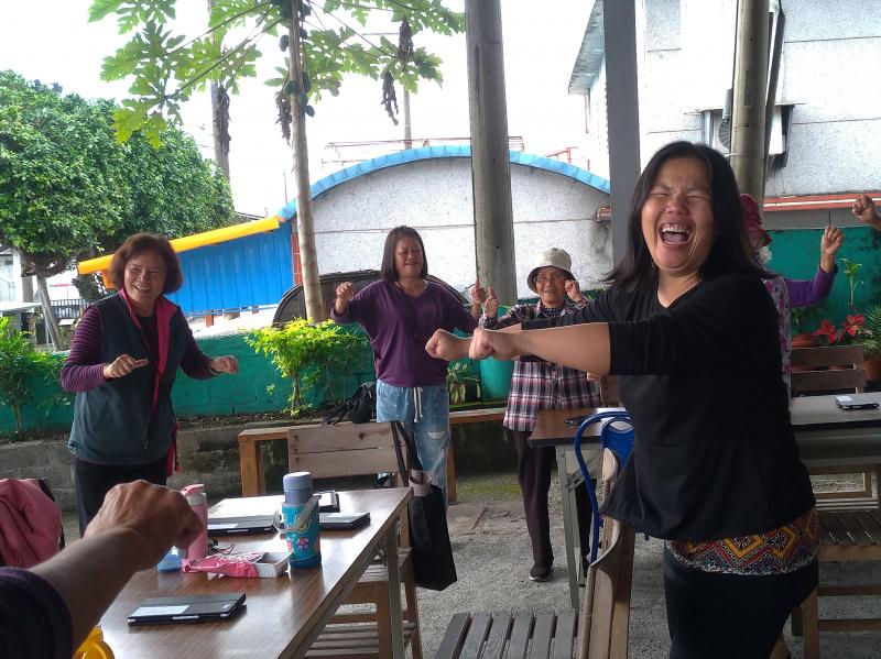 透過遊戲帶動學習的氛圍,長輩們都很認真,也露出學習滿足的表情。