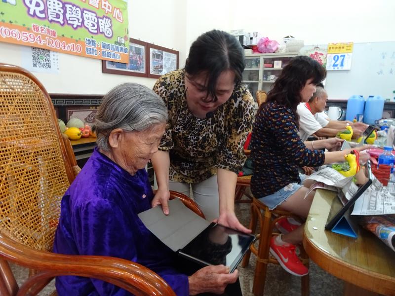 老師指導學員學習平板