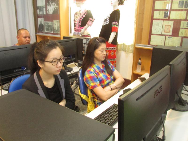 學員聚精會神的觀看老師播放的微電影，希望從中學到一些東西。