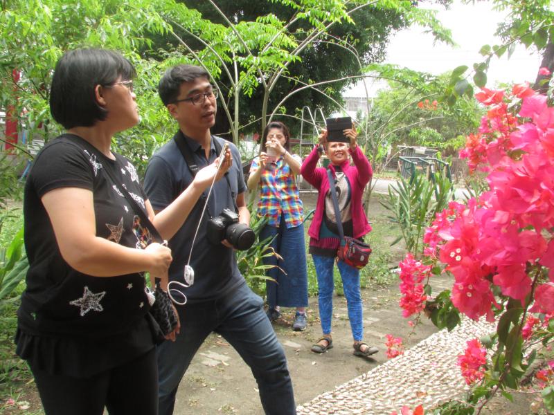 學員跟老師討論拍攝的構圖、角度等問題。