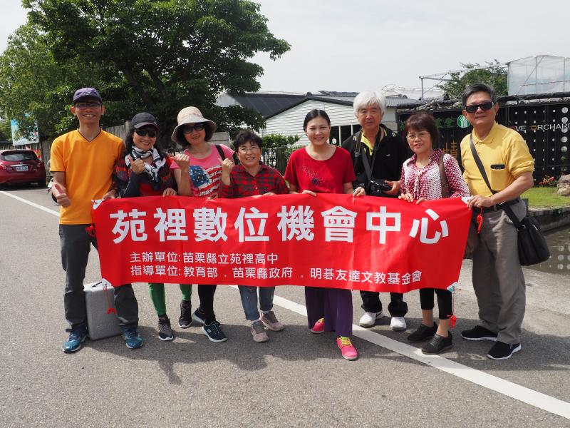 來到愛情果園進行空拍，大夥在愛情果園前合影