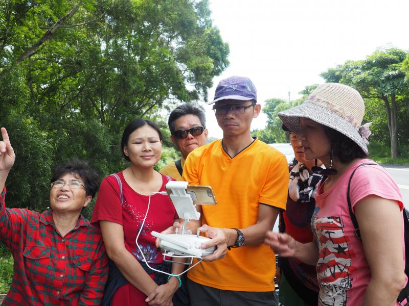 老師操作示範，學員藉由螢幕上欣賞火炎山風貌