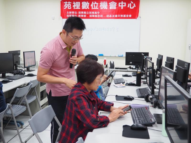 老師仔細地指導學員中