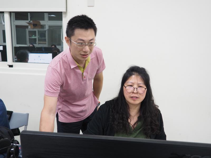 老師耐心地指導學員中