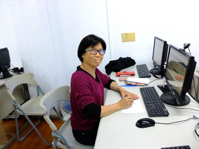 看著 LINE 貼圖    畫著 LINE 貼圖-封面照