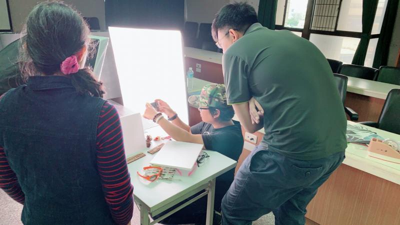 一惠現場擺設自己的商品位置