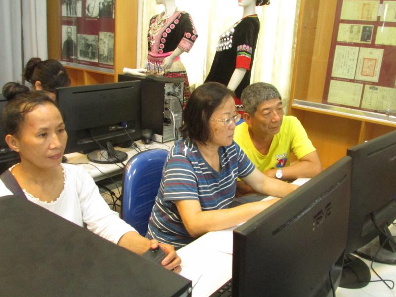 學員上課時專心聽講的模樣