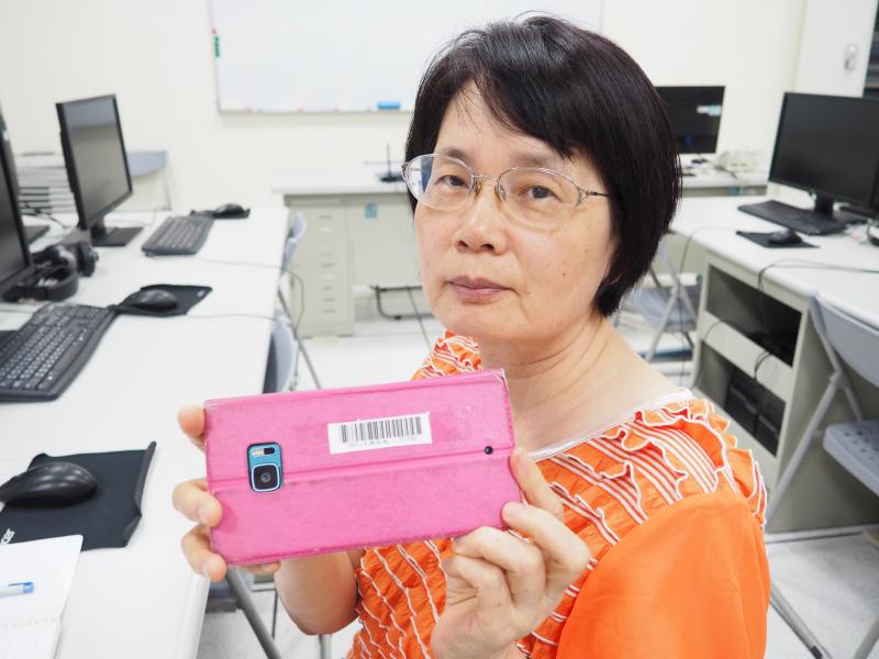 錫月列印好後的手機條碼貼至手機殼上