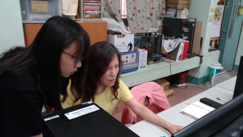 陳姿云講師指導學員一起討論3D建模的概念