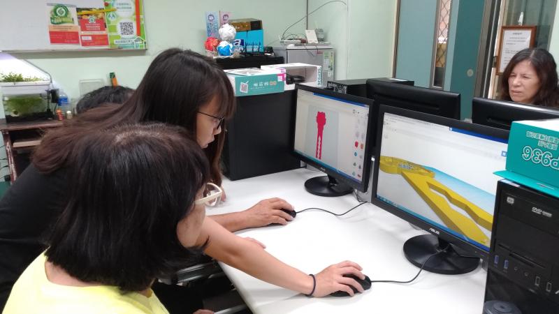 遇到課程有問題的學員，陳姿云講師有耐心的解答