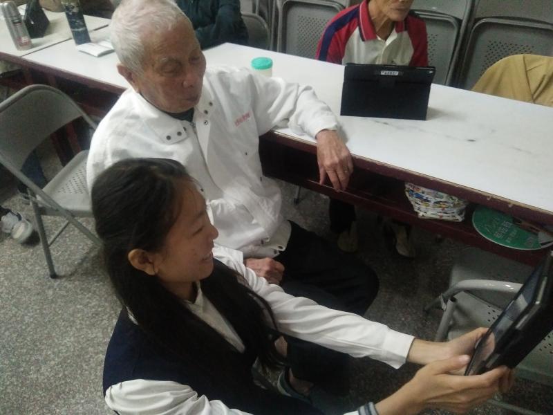 阿公來，一起看平板，我教你怎麼操作唷