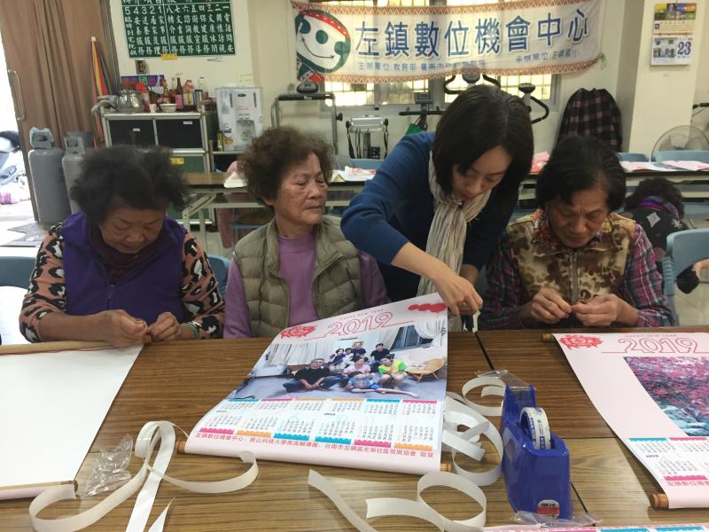 與學員一起製作老照片年曆